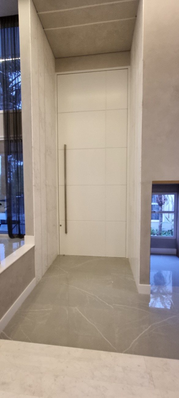 Condomínio City Castelo - Itu - SP — Porta pivotante em ACM